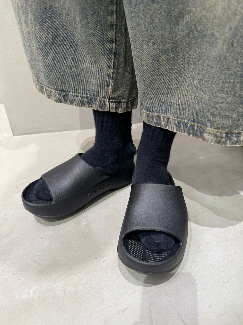 ブルー系のその他パンツ、ブラック系のTシャツ/カットソー、ブラック系のサンダルを着用したメンズの夏コーディネートの5枚目の写真