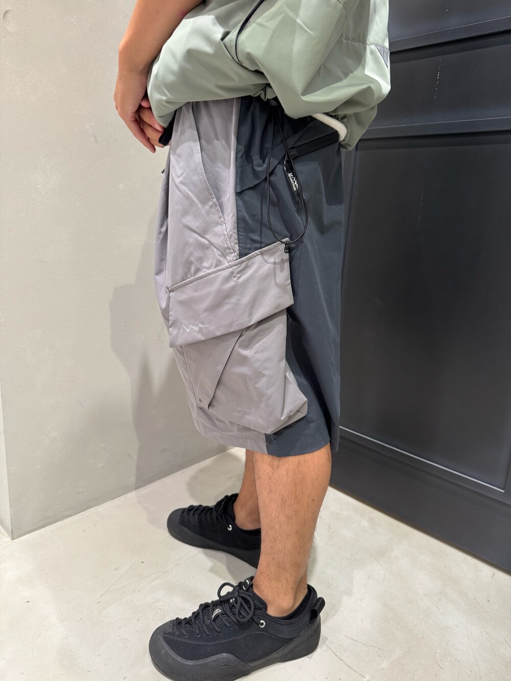 ホワイト系のTシャツ/カットソー、その他のその他アウター、その他のその他パンツを着用したメンズの夏コーディネートの6枚目の写真