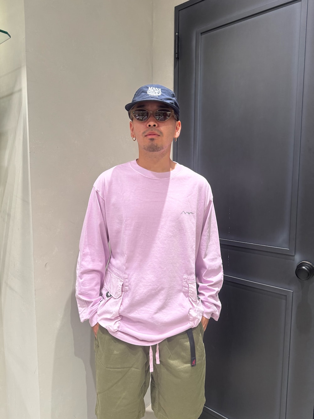 ピンク系のTシャツ/カットソー、グリーン系のその他パンツ、ブルー系のキャップを着用したメンズの夏コーディネートの2枚目の写真