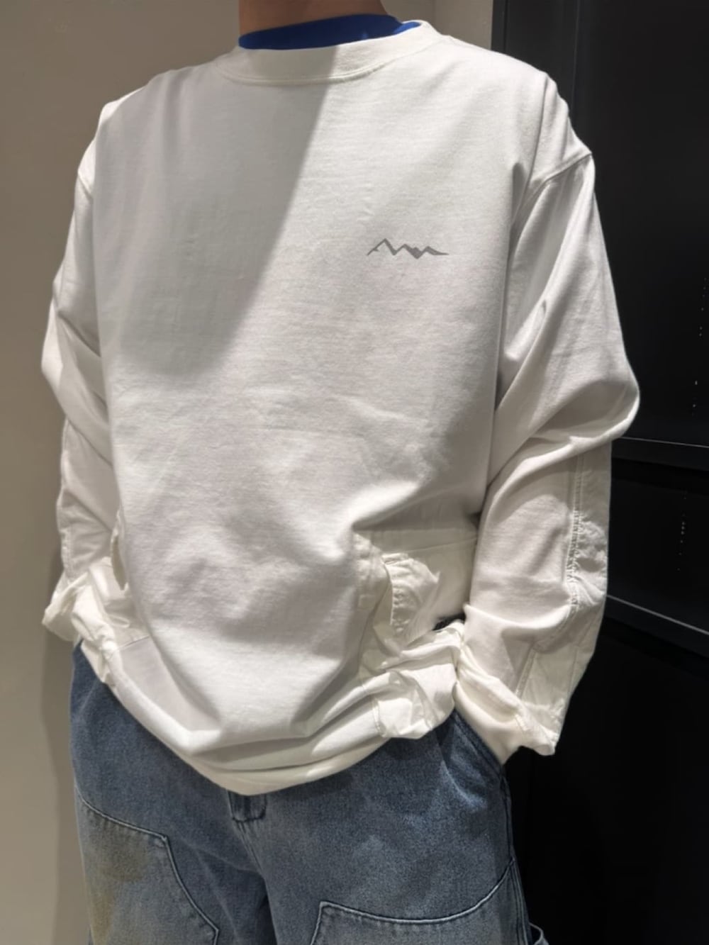ブラック系のサンダル、その他のその他パンツ、ホワイト系のTシャツ/カットソーを着用したメンズの夏コーディネートの2枚目の写真
