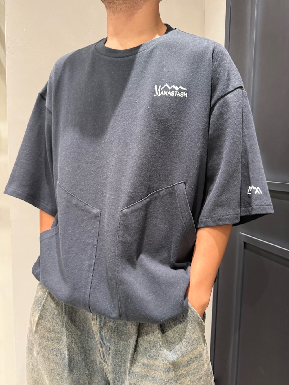 ブルー系のその他パンツ、ブラック系のTシャツ/カットソー、ブラック系のサンダルを着用したメンズの夏コーディネートの2枚目の写真