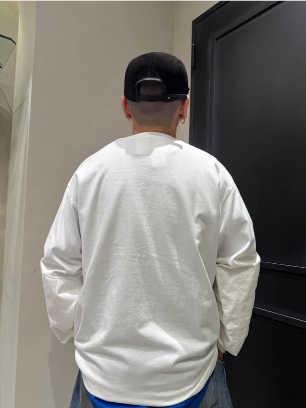 ブラック系のサンダル、その他のその他パンツ、ホワイト系のTシャツ/カットソーを着用したメンズの夏コーディネートの4枚目の写真