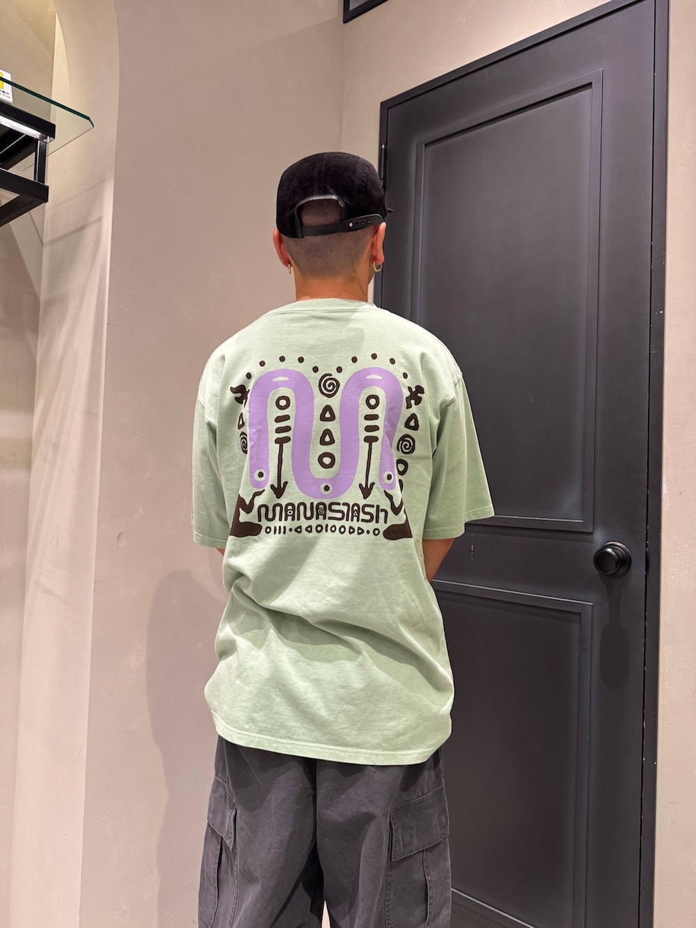 グリーン系のTシャツ/カットソー、グレー系のカーゴパンツ、ブラック系のサンダルを着用したメンズの夏コーディネートの4枚目の写真