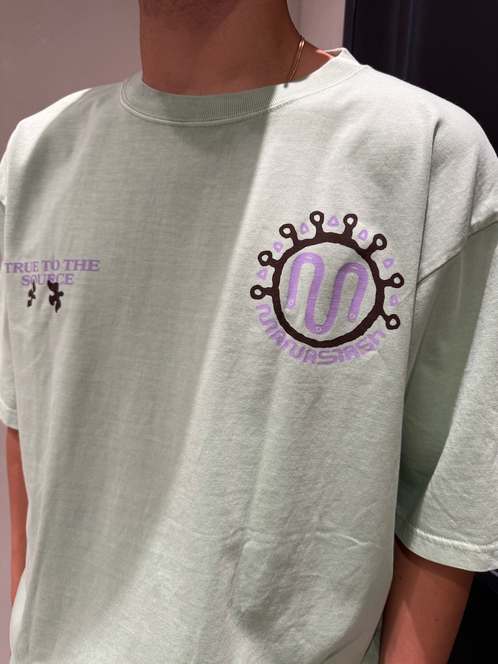 グリーン系のTシャツ/カットソー、グレー系のカーゴパンツ、ブラック系のサンダルを着用したメンズの夏コーディネートの3枚目の写真