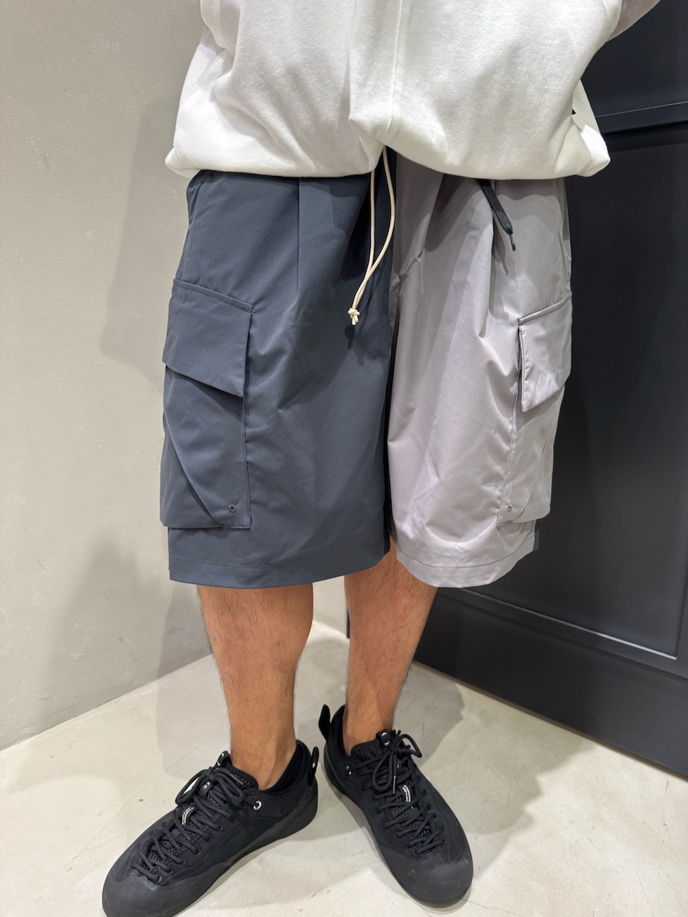 ホワイト系のTシャツ/カットソー、その他のその他パンツを着用したメンズの夏コーディネートの3枚目の写真