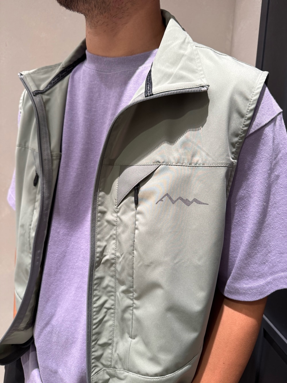 その他のその他アウター、パープル系のTシャツ/カットソー、ブラック系のその他パンツを着用したメンズの夏コーディネートの3枚目の写真