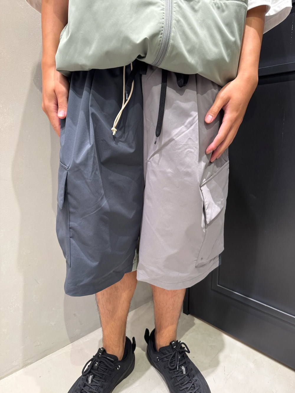 ホワイト系のTシャツ/カットソー、その他のその他アウター、その他のその他パンツを着用したメンズの夏コーディネートの4枚目の写真