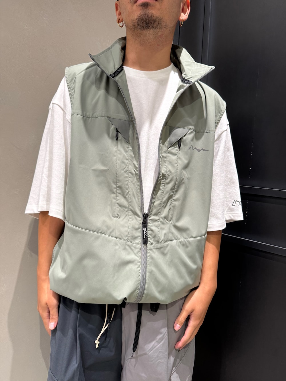 ホワイト系のTシャツ/カットソー、その他のその他アウター、その他のその他パンツを着用したメンズの夏コーディネートの2枚目の写真