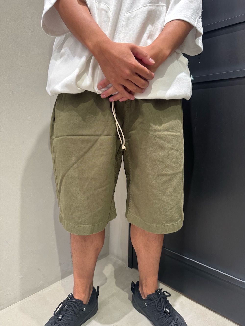 ホワイト系のTシャツ/カットソー、グリーン系のその他パンツ、ブルー系のキャップを着用したメンズの夏コーディネートの3枚目の写真