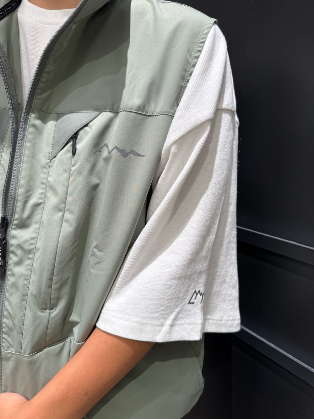 ホワイト系のTシャツ/カットソー、その他のその他アウター、ブラック系のその他パンツを着用したメンズの夏コーディネートの3枚目の写真