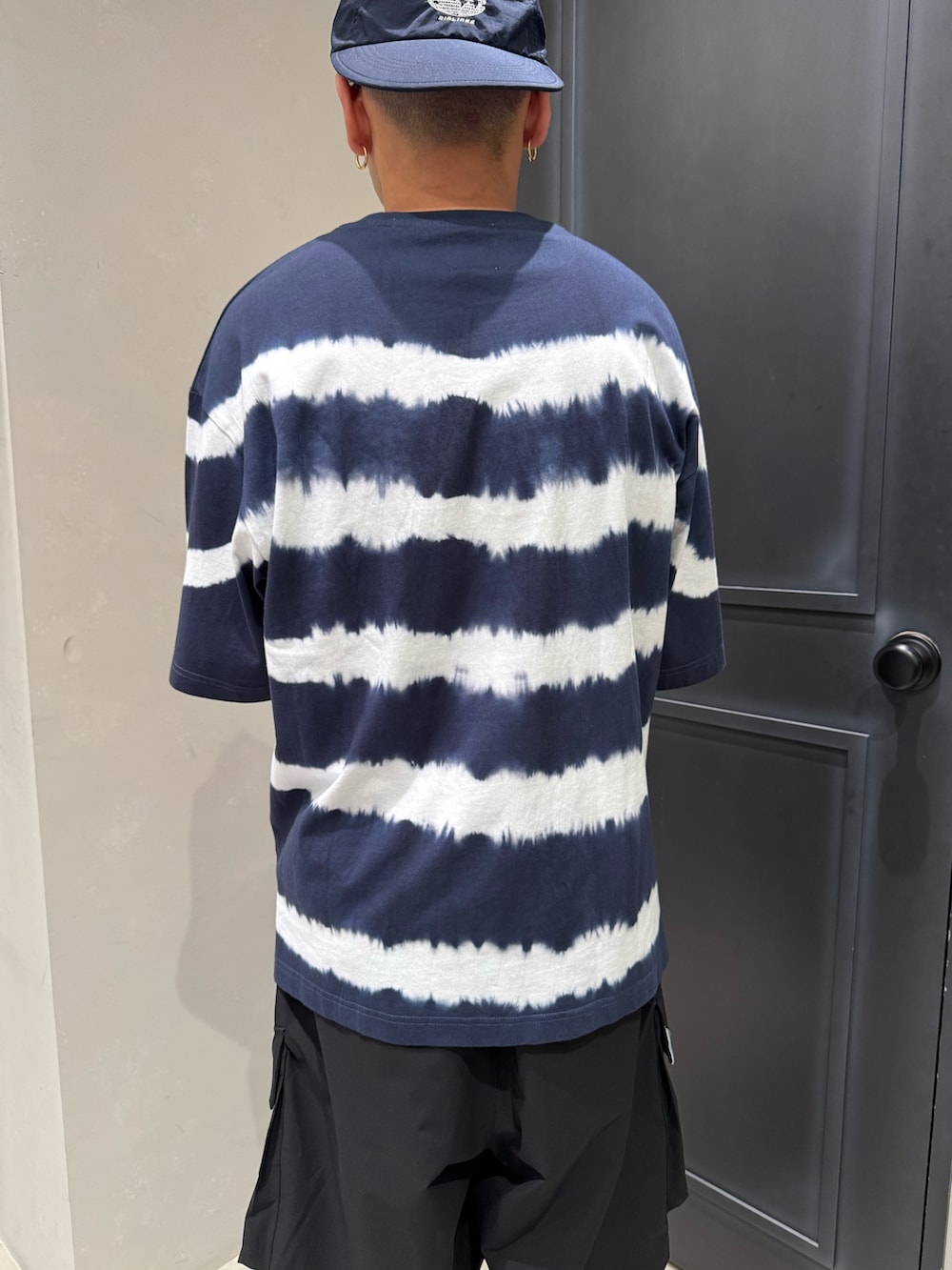 ブラック系のその他パンツ、ブラック系のスニーカー、ブルー系のTシャツ/カットソーを着用したメンズの夏コーディネートの4枚目の写真