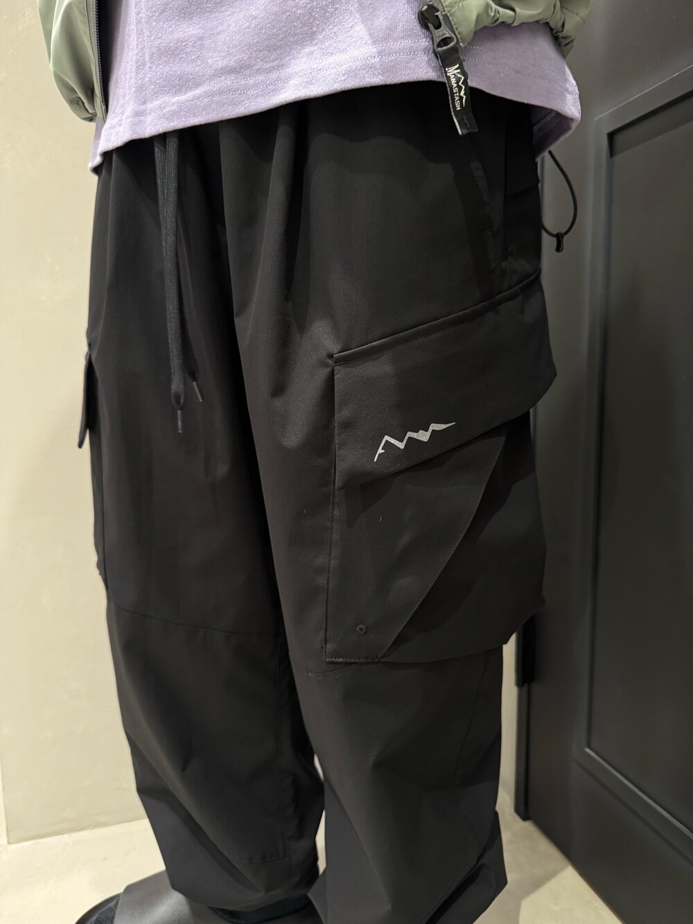 その他のその他アウター、パープル系のTシャツ/カットソー、ブラック系のその他パンツを着用したメンズの夏コーディネートの6枚目の写真