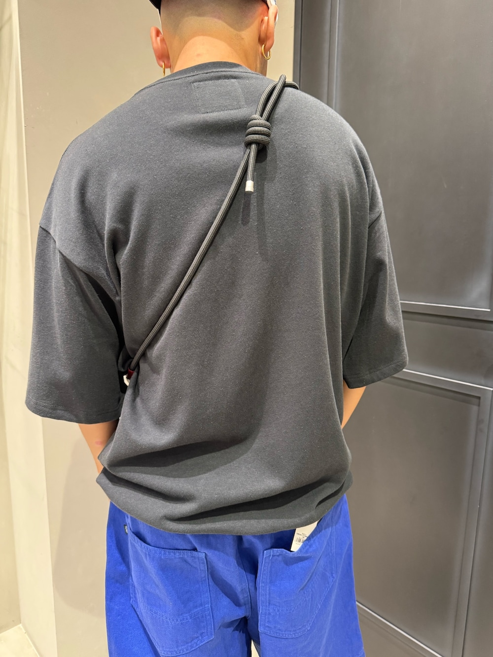 ブラック系のTシャツ/カットソー、ブルー系のその他パンツ、ブラック系のサンダルを着用したメンズの夏コーディネートの3枚目の写真