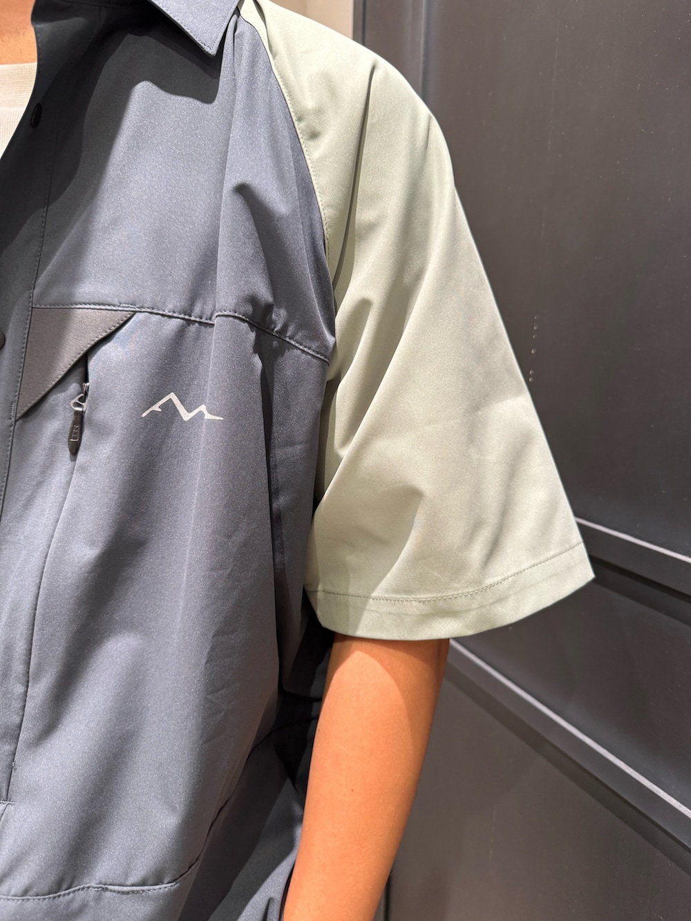 ブラック系のその他パンツ、その他のシャツ/ブラウス、ブルー系のキャップを着用したメンズの夏コーディネートの3枚目の写真