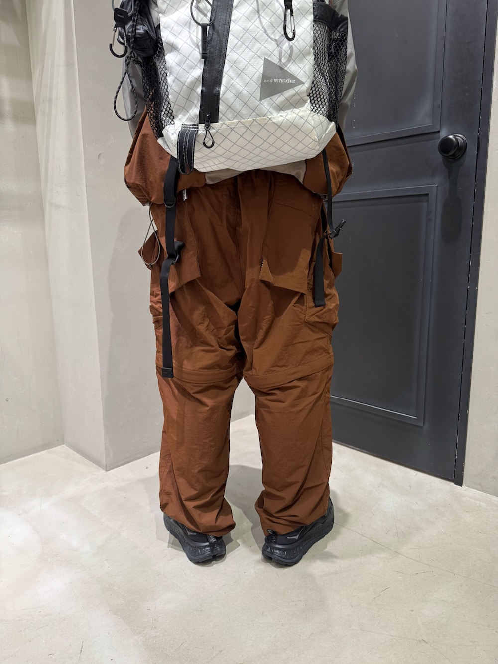 その他のベスト、ブラウン系のカーゴパンツ、ブラック系のサンダルを着用したメンズの秋コーディネートの5枚目の写真