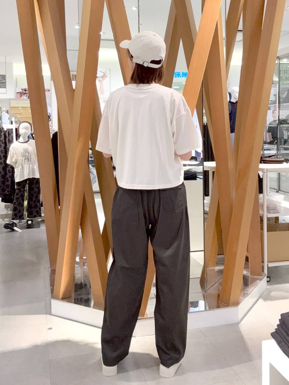 ホワイト系のタンクトップ、グレー系のその他パンツ、ホワイト系のサンダルを着用したレディースの夏コーディネートの3枚目の写真