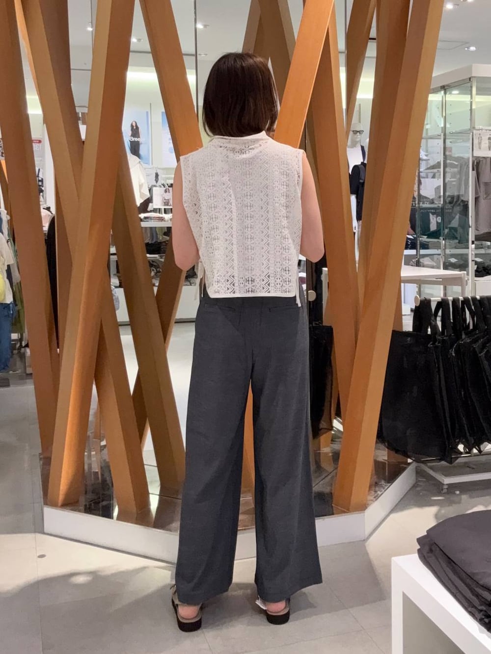 ブラック系のその他パンツ、ベージュ系のサンダル、ベージュ系のベストを着用したレディースの夏コーディネートの3枚目の写真