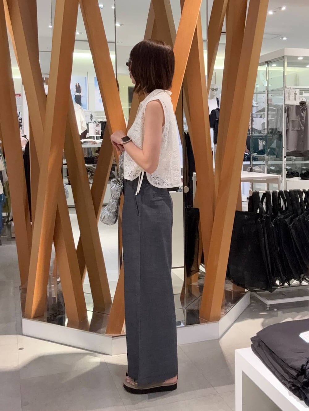 ブラック系のその他パンツ、ベージュ系のサンダル、ベージュ系のベストを着用したレディースの夏コーディネートの2枚目の写真