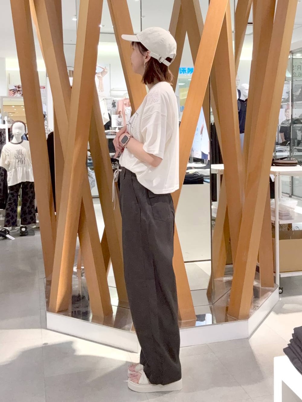 ホワイト系のタンクトップ、グレー系のその他パンツ、ホワイト系のサンダルを着用したレディースの夏コーディネートの2枚目の写真