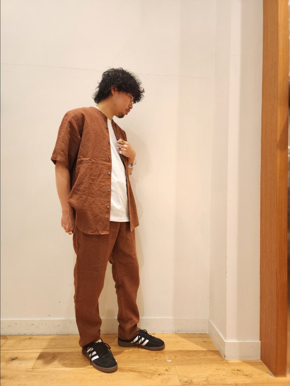 ブラウン系のシャツ/ブラウス、ブラウン系のその他パンツ、ブラック系のスニーカーを着用したメンズの春コーディネートの2枚目の写真