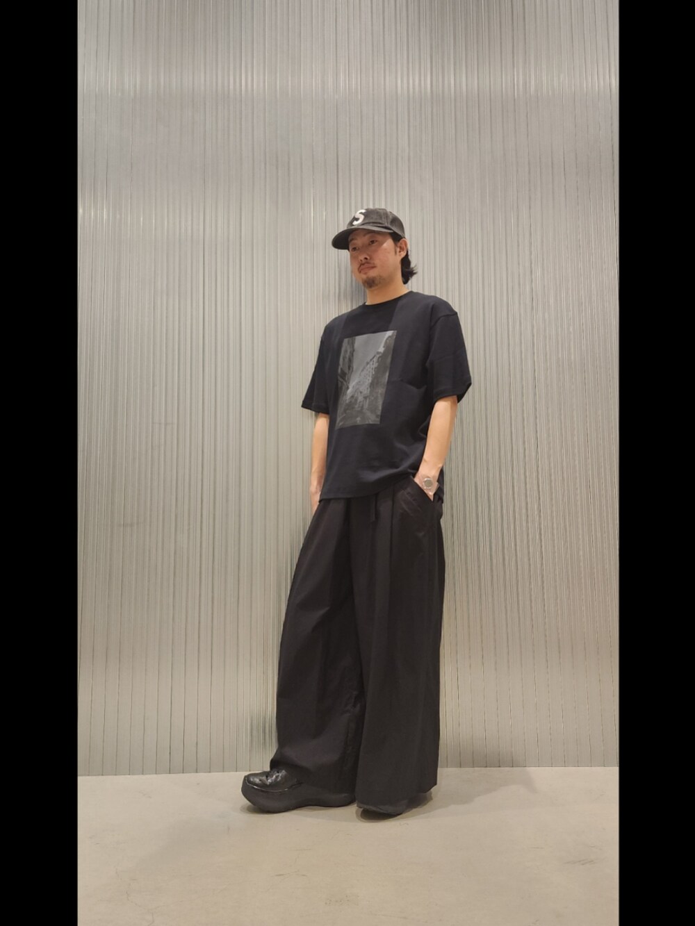 その他のTシャツ/カットソー、ブラック系のその他パンツを着用したメンズの春コーディネートの2枚目の写真