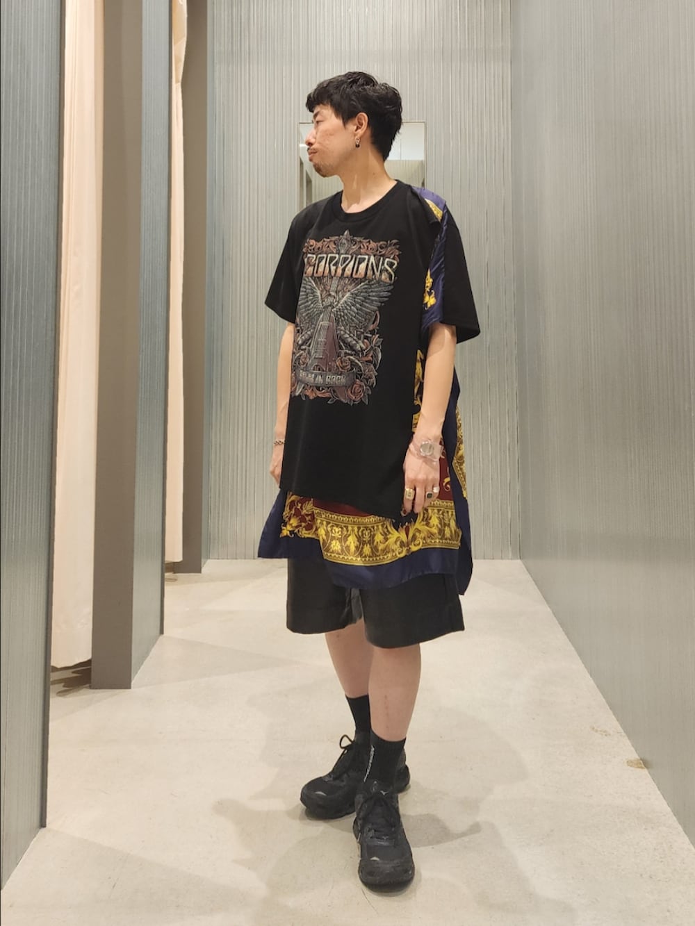 ブラック系のその他パンツ、ゴールド系のアナログ腕時計を着用したメンズの夏コーディネートの2枚目の写真