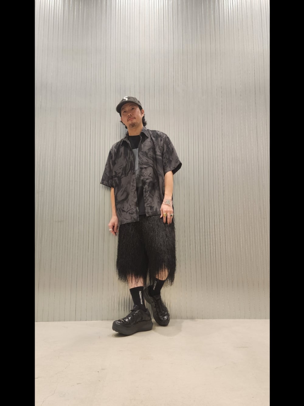 ブラック系のシャツ/ブラウス、その他のTシャツ/カットソー、ブラック系のその他パンツを着用したメンズの夏コーディネートの3枚目の写真