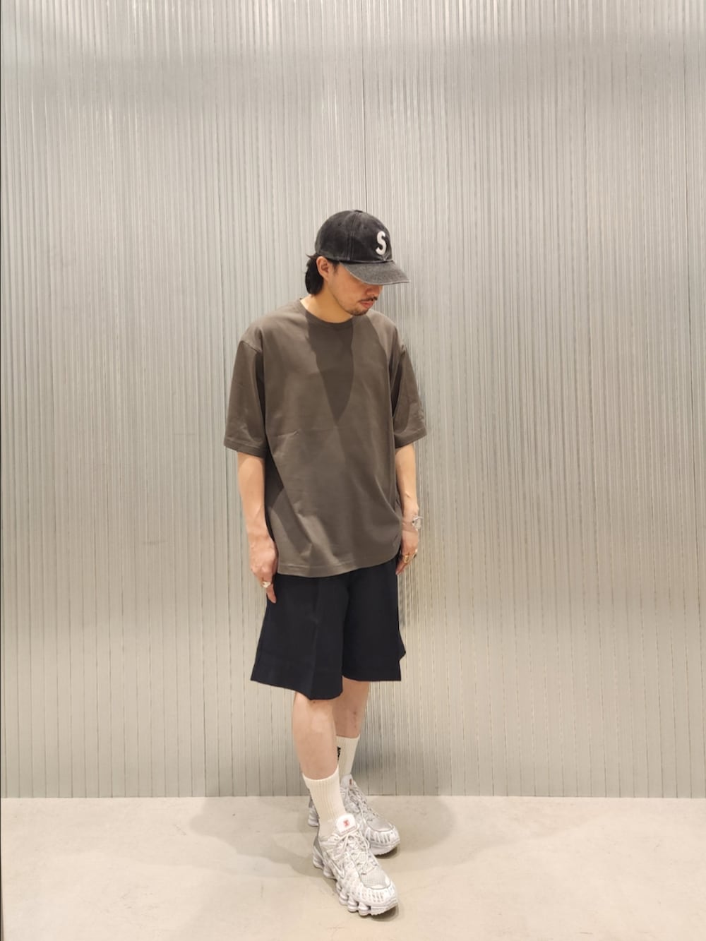 ブルー系のその他パンツ、グレー系のTシャツ/カットソーを着用したメンズの夏コーディネートの3枚目の写真