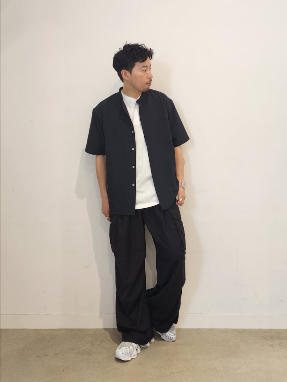 ホワイト系のTシャツ/カットソー、ブラック系のカーゴパンツ、ブルー系のシャツ/ブラウスを着用したメンズの夏コーディネートの3枚目の写真
