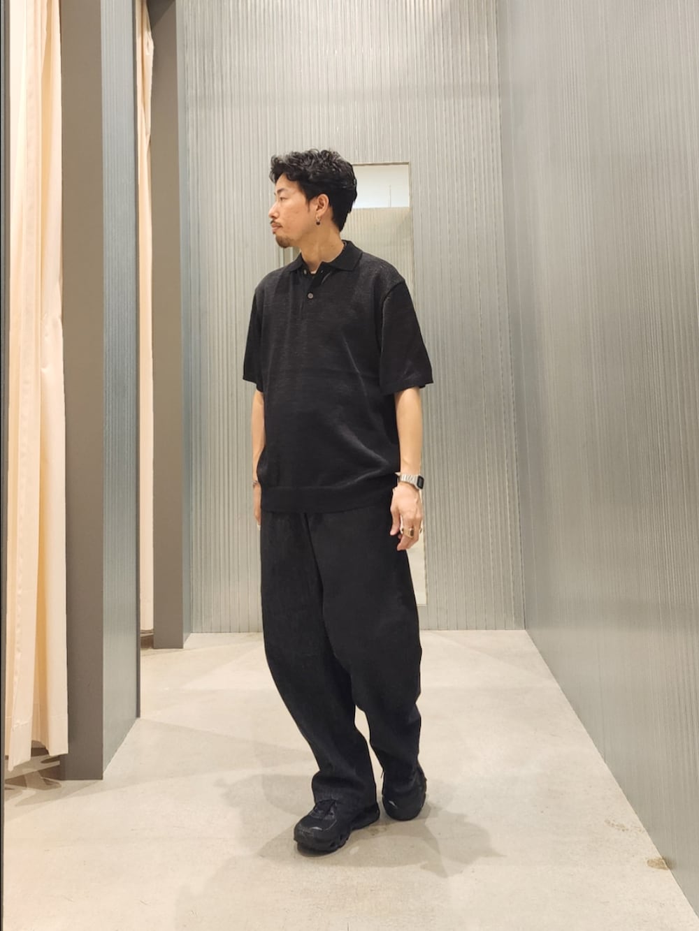 ブラック系のデニムパンツ、ゴールド系のアナログ腕時計、シルバー系のアナログ腕時計を着用したメンズの夏コーディネートの2枚目の写真