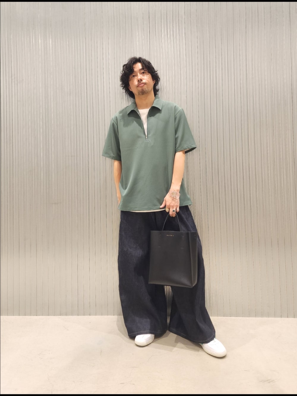 グリーン系のシャツ/ブラウス、ホワイト系のTシャツ/カットソー、ホワイト系のスニーカーを着用したメンズの夏コーディネートの2枚目の写真