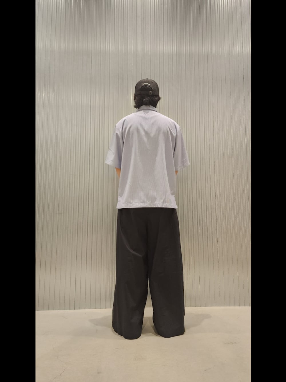 ブルー系のシャツ/ブラウス、ブラック系のその他パンツを着用したメンズの春コーディネートの4枚目の写真