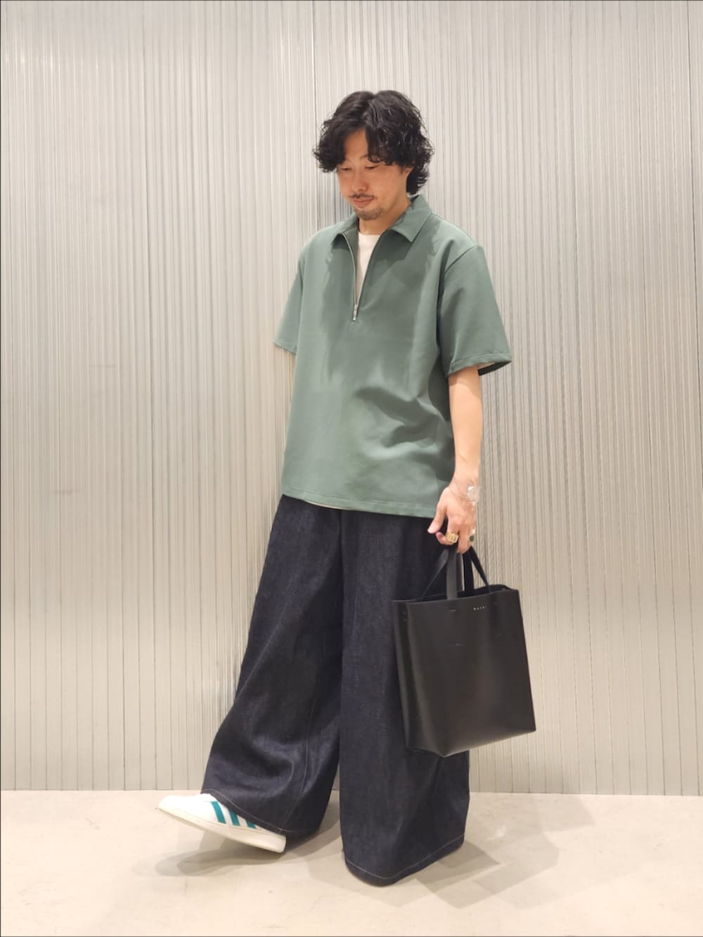 グリーン系のシャツ/ブラウス、ホワイト系のTシャツ/カットソー、ホワイト系のスニーカーを着用したメンズの夏コーディネートの3枚目の写真
