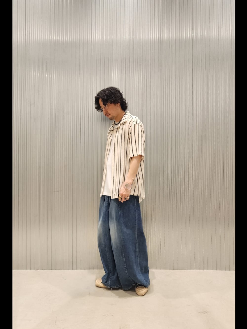 ホワイト系のTシャツ/カットソー、ホワイト系のシャツ/ブラウスを着用したメンズの夏コーディネートの2枚目の写真