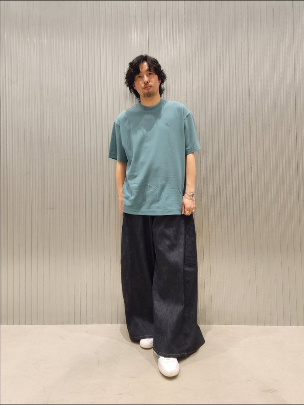 グリーン系のTシャツ/カットソー、ホワイト系のスニーカーを着用したメンズの夏コーディネートの3枚目の写真