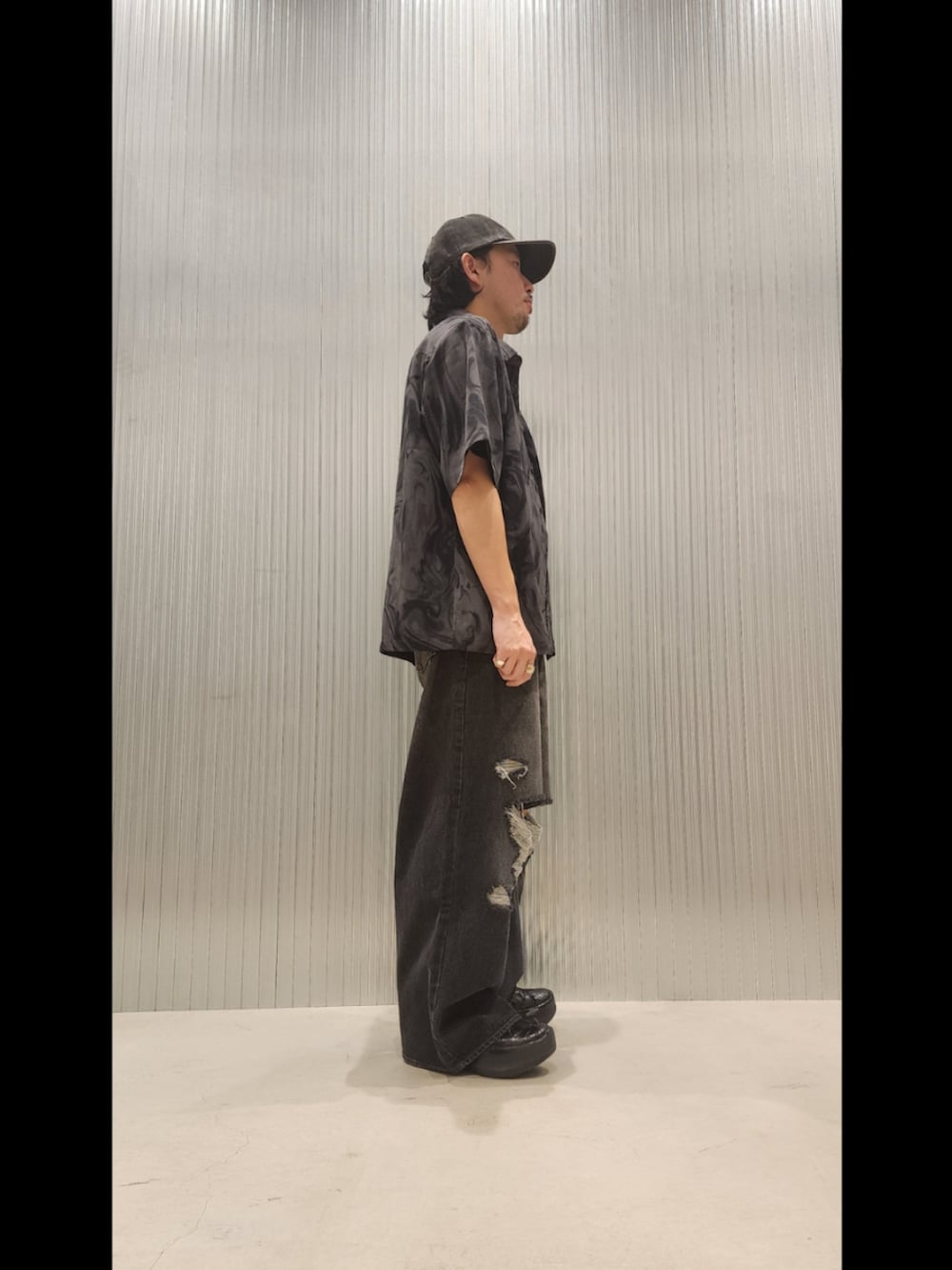 ブラック系のシャツ/ブラウス、その他のTシャツ/カットソー、ブラック系のデニムパンツを着用したメンズの春コーディネートの3枚目の写真