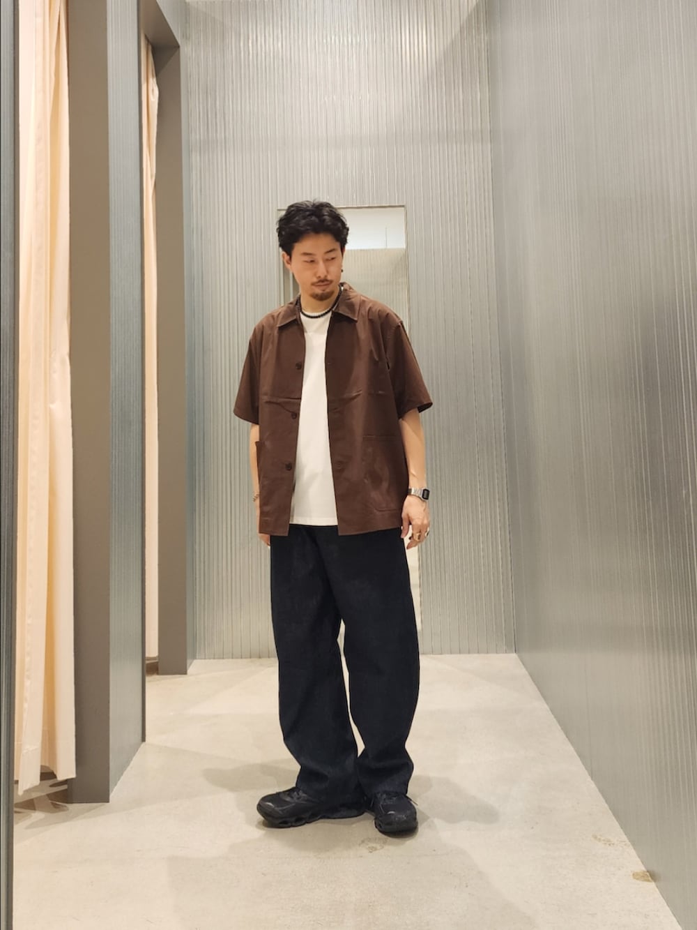 ブルー系のデニムパンツ、ブラウン系のシャツ/ブラウスを着用したメンズの夏コーディネートの3枚目の写真