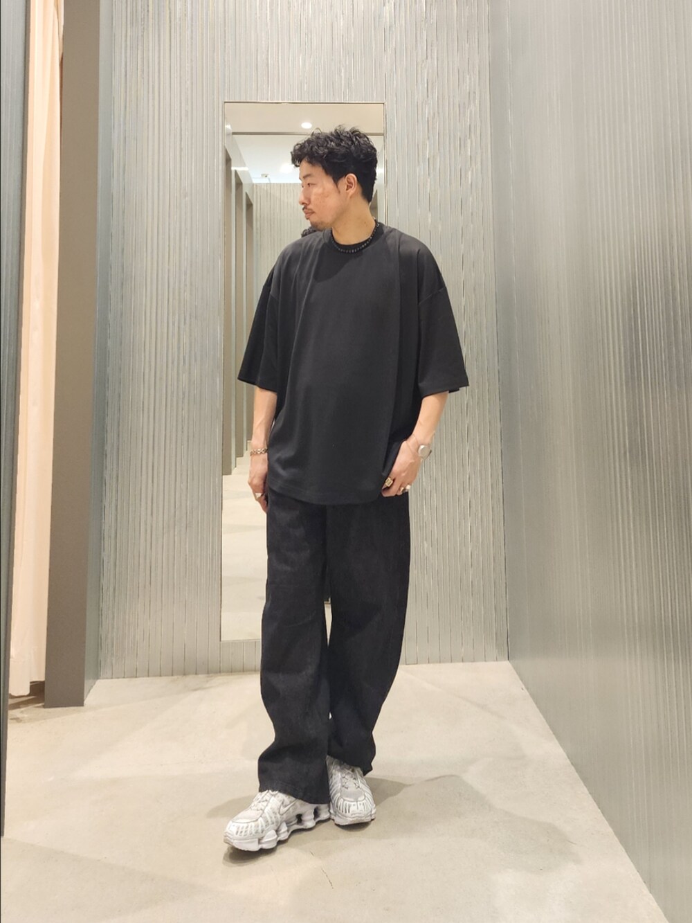 ブラック系のTシャツ/カットソー、ブラック系のデニムパンツを着用したメンズの夏コーディネートの2枚目の写真