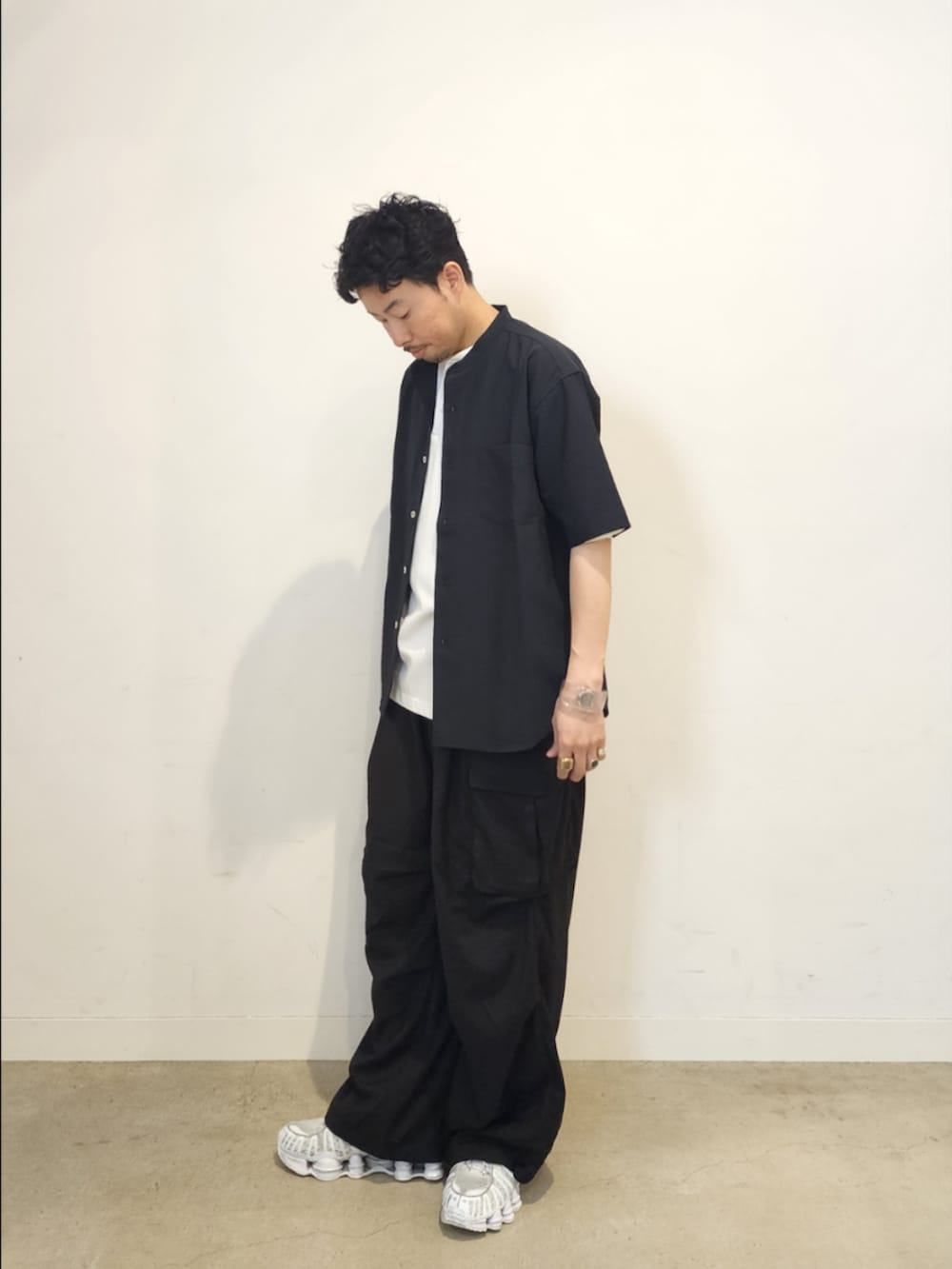 ホワイト系のTシャツ/カットソー、ブラック系のカーゴパンツ、ブルー系のシャツ/ブラウスを着用したメンズの夏コーディネートの2枚目の写真