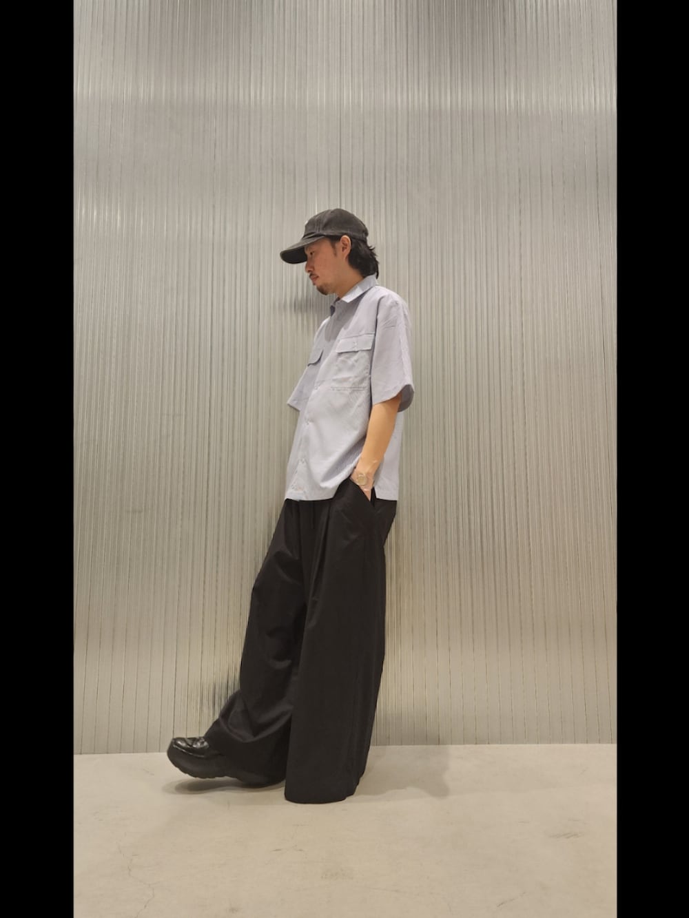 ブルー系のシャツ/ブラウス、ブラック系のその他パンツを着用したメンズの春コーディネートの3枚目の写真