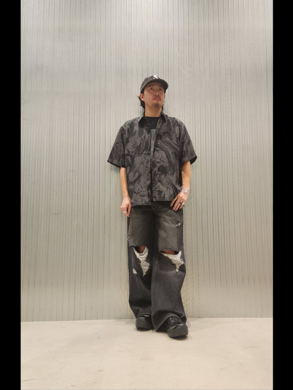 ブラック系のシャツ/ブラウス、その他のTシャツ/カットソー、ブラック系のデニムパンツを着用したメンズの春コーディネートの2枚目の写真