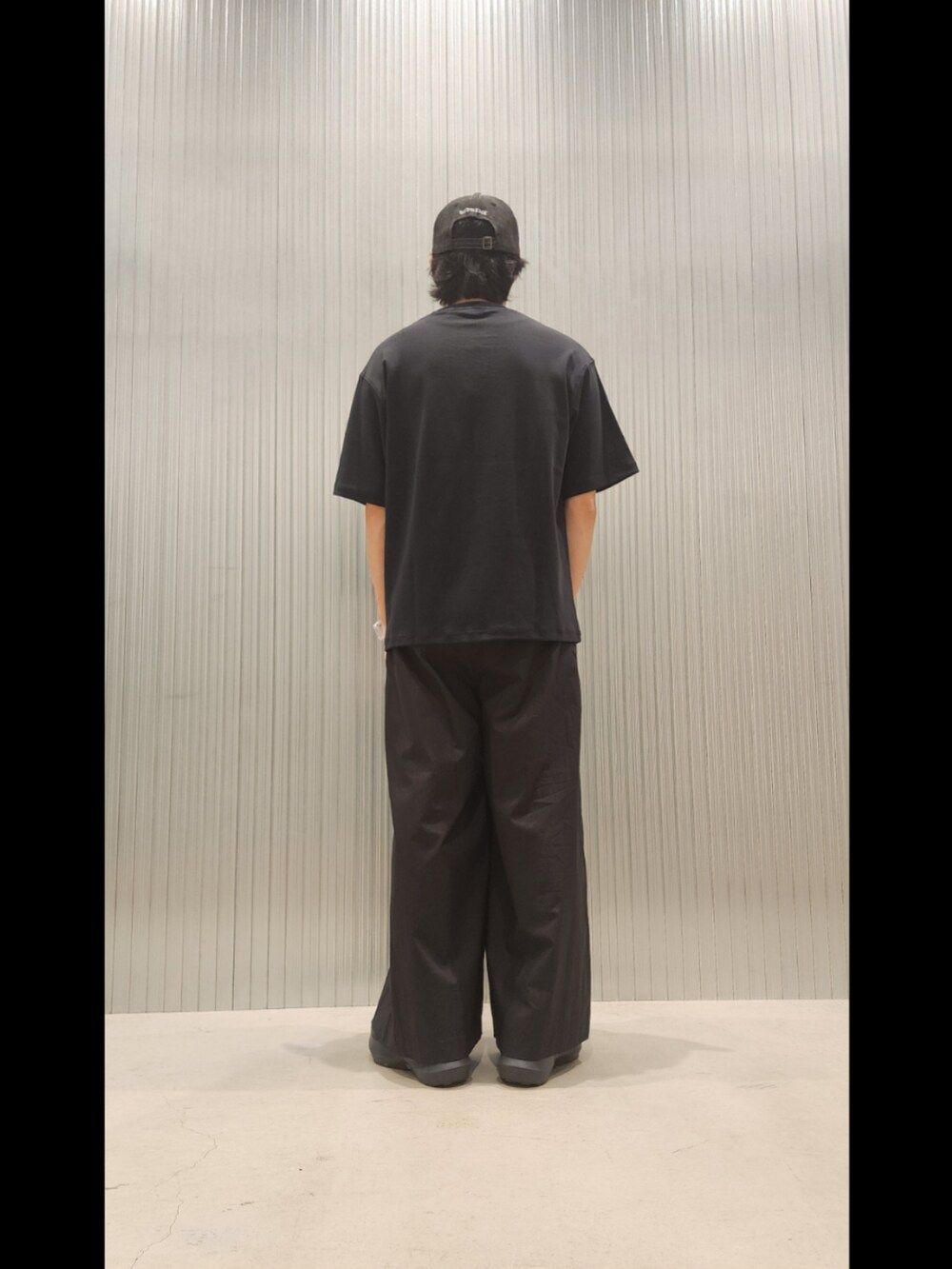 その他のTシャツ/カットソー、ブラック系のその他パンツを着用したメンズの春コーディネートの3枚目の写真