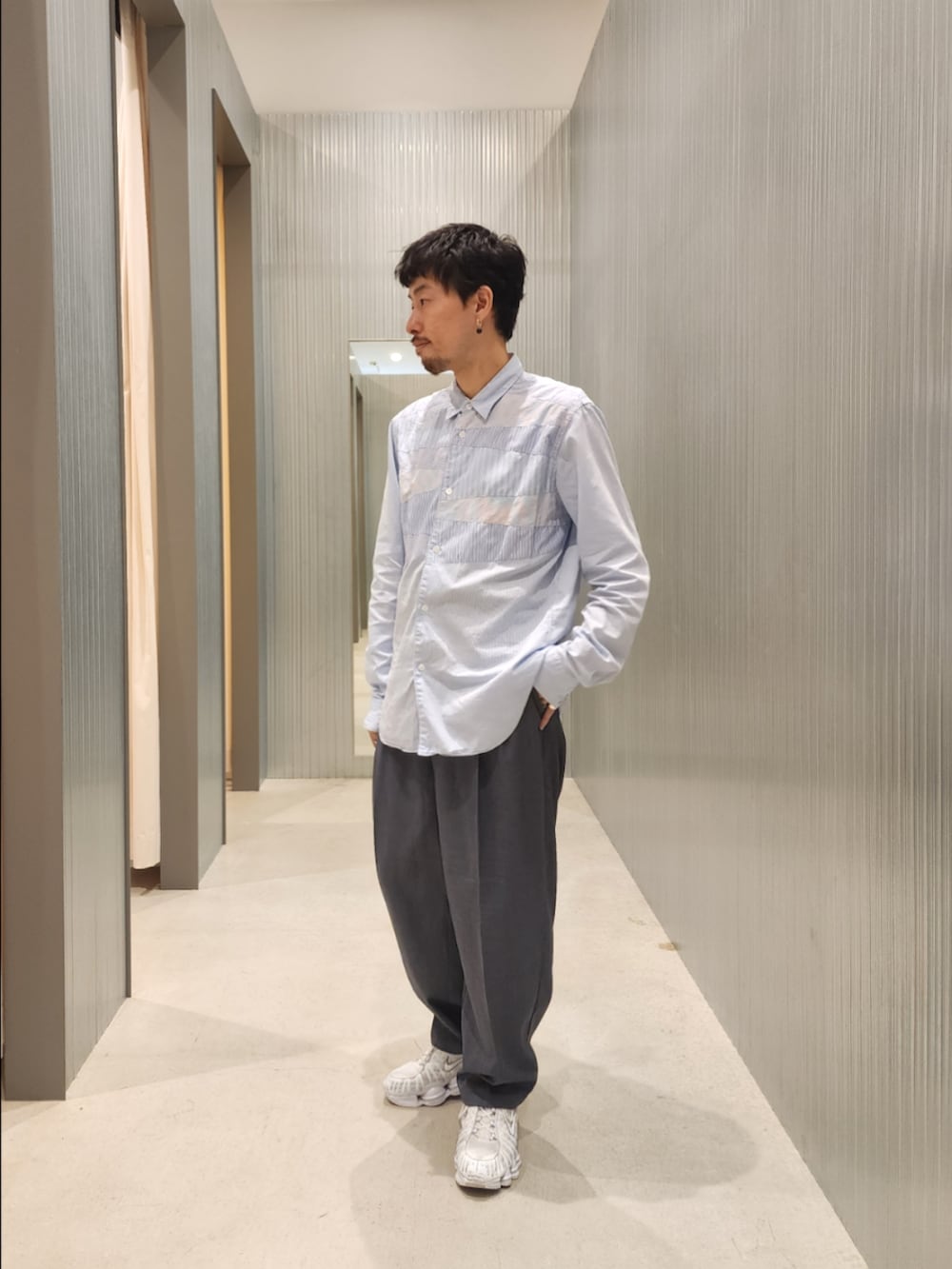 グレー系のその他パンツ、ゴールド系のアナログ腕時計を着用したメンズの夏コーディネートの2枚目の写真