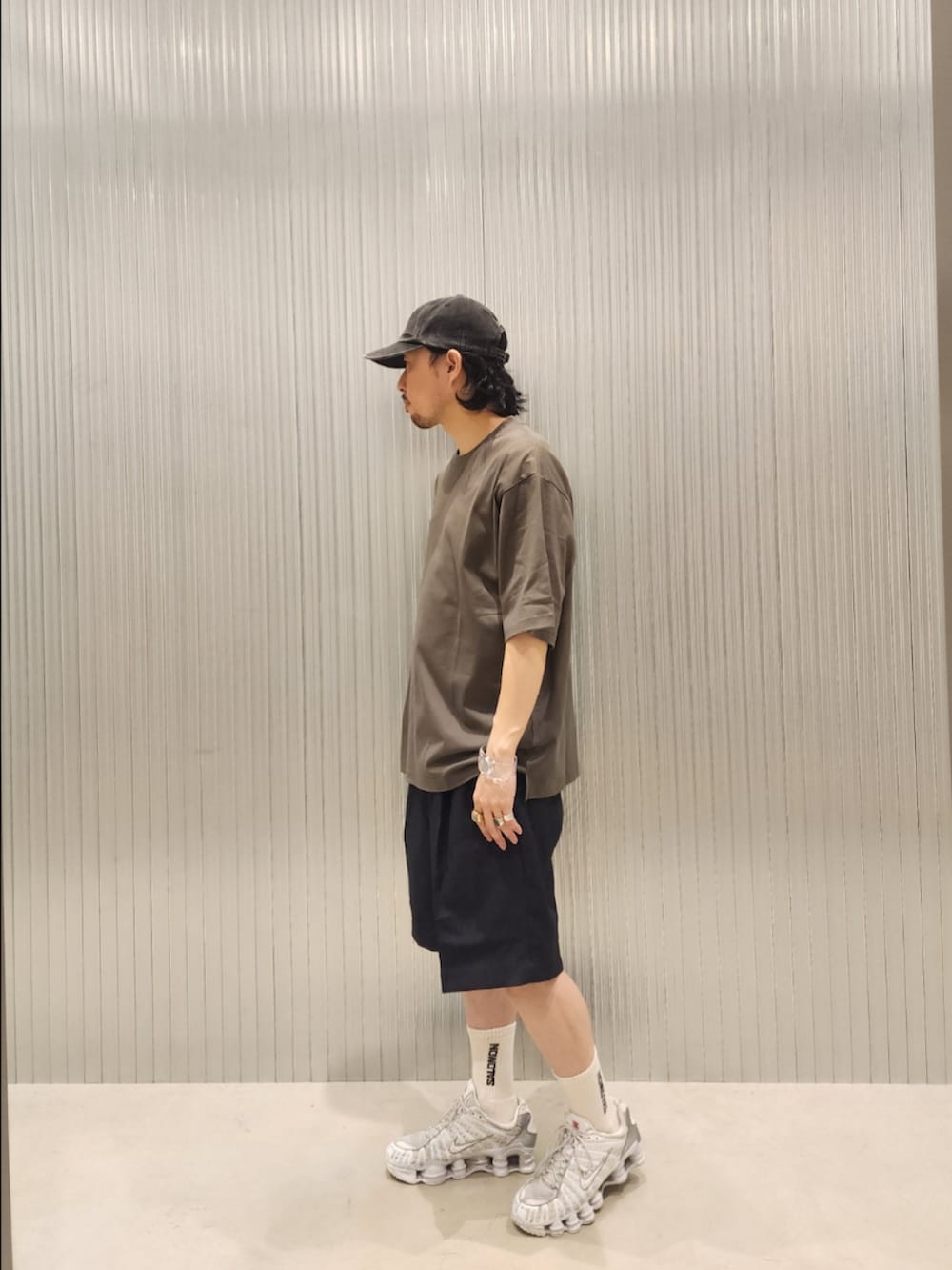 ブルー系のその他パンツ、グレー系のTシャツ/カットソーを着用したメンズの夏コーディネートの2枚目の写真
