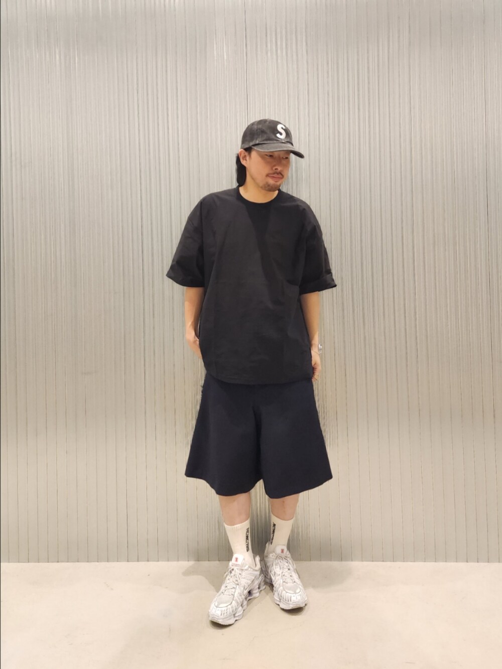 ブラック系のTシャツ/カットソーを着用したメンズの夏コーディネートの2枚目の写真