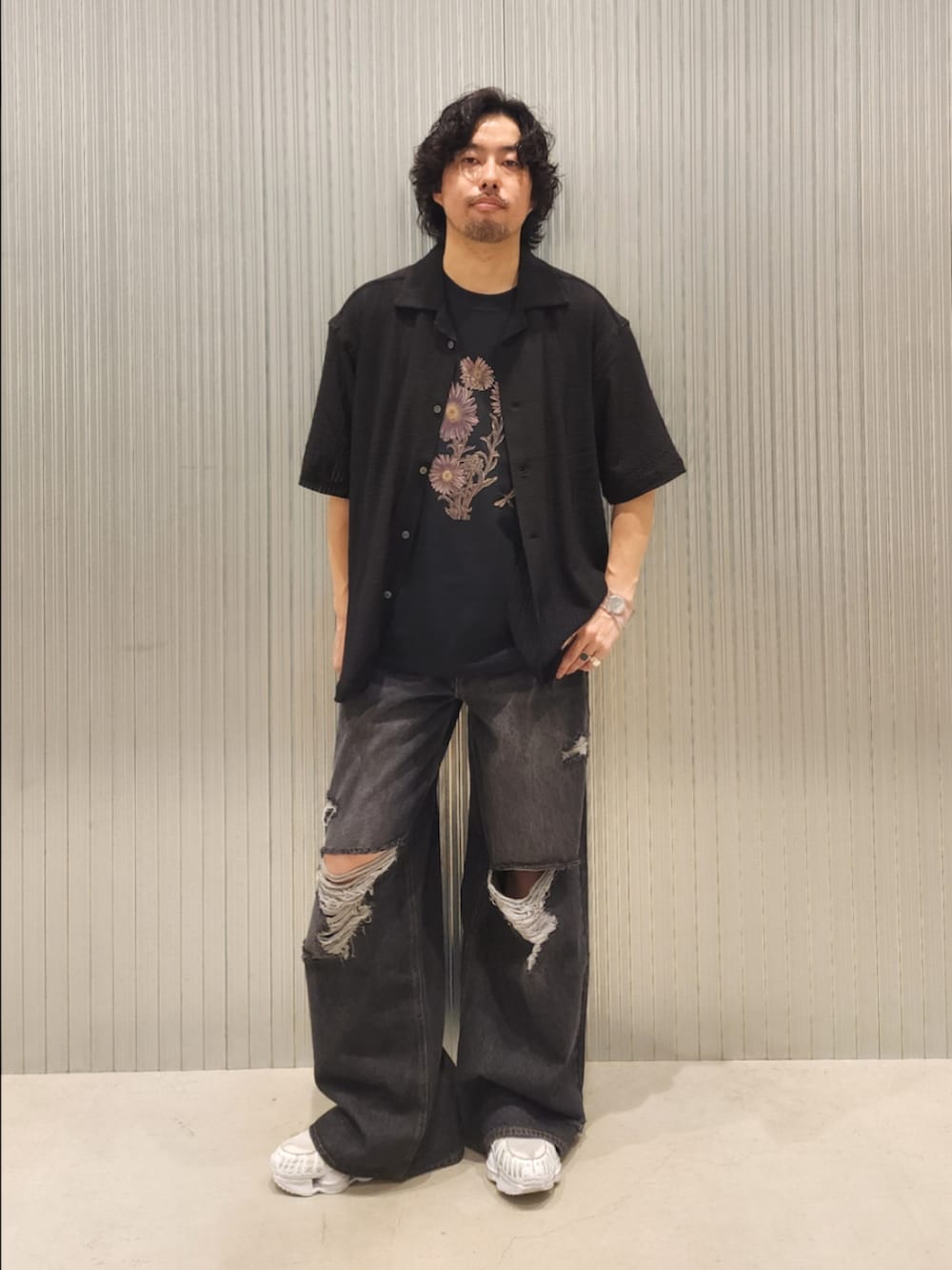 ブラック系のデニムパンツ、ブラック系のシャツ/ブラウス、その他のTシャツ/カットソーを着用したメンズの夏コーディネートの2枚目の写真