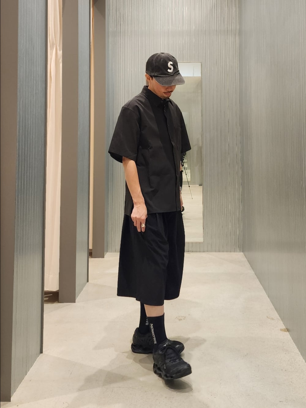 ブラック系のその他パンツ、ブラック系のシャツ/ブラウス、シルバー系のアナログ腕時計を着用したメンズの夏コーディネートの2枚目の写真