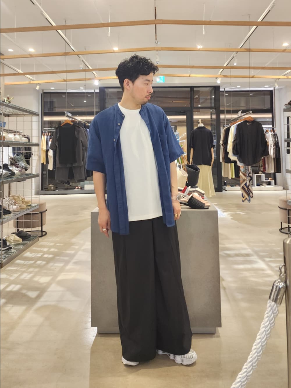 ブラック系のその他パンツ、ホワイト系のTシャツ/カットソー、ブルー系のシャツ/ブラウスを着用したメンズの夏コーディネートの2枚目の写真