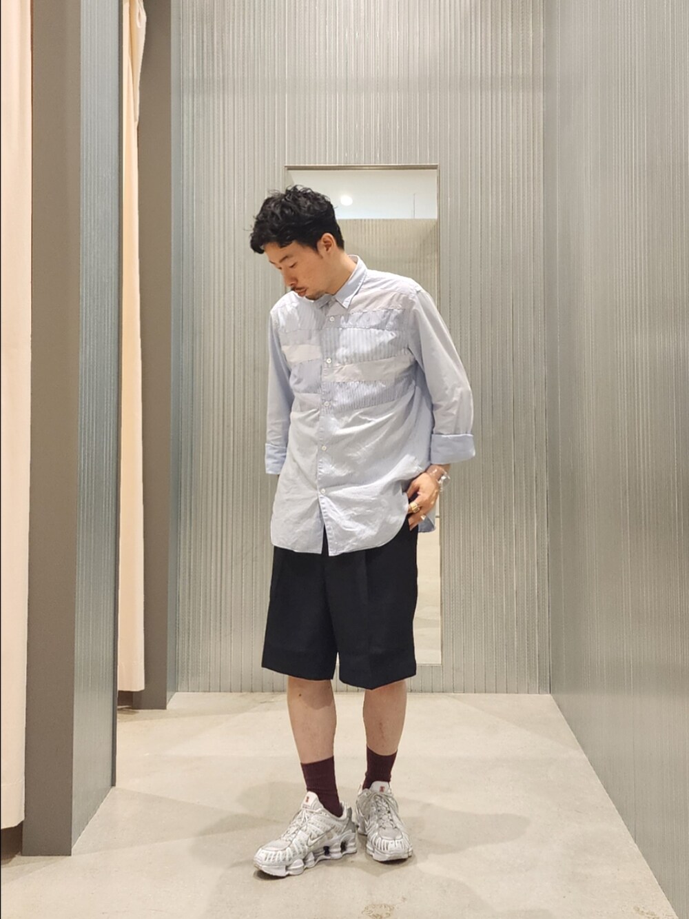 ブルー系のその他パンツ、ゴールド系のアナログ腕時計を着用したメンズの夏コーディネートの3枚目の写真