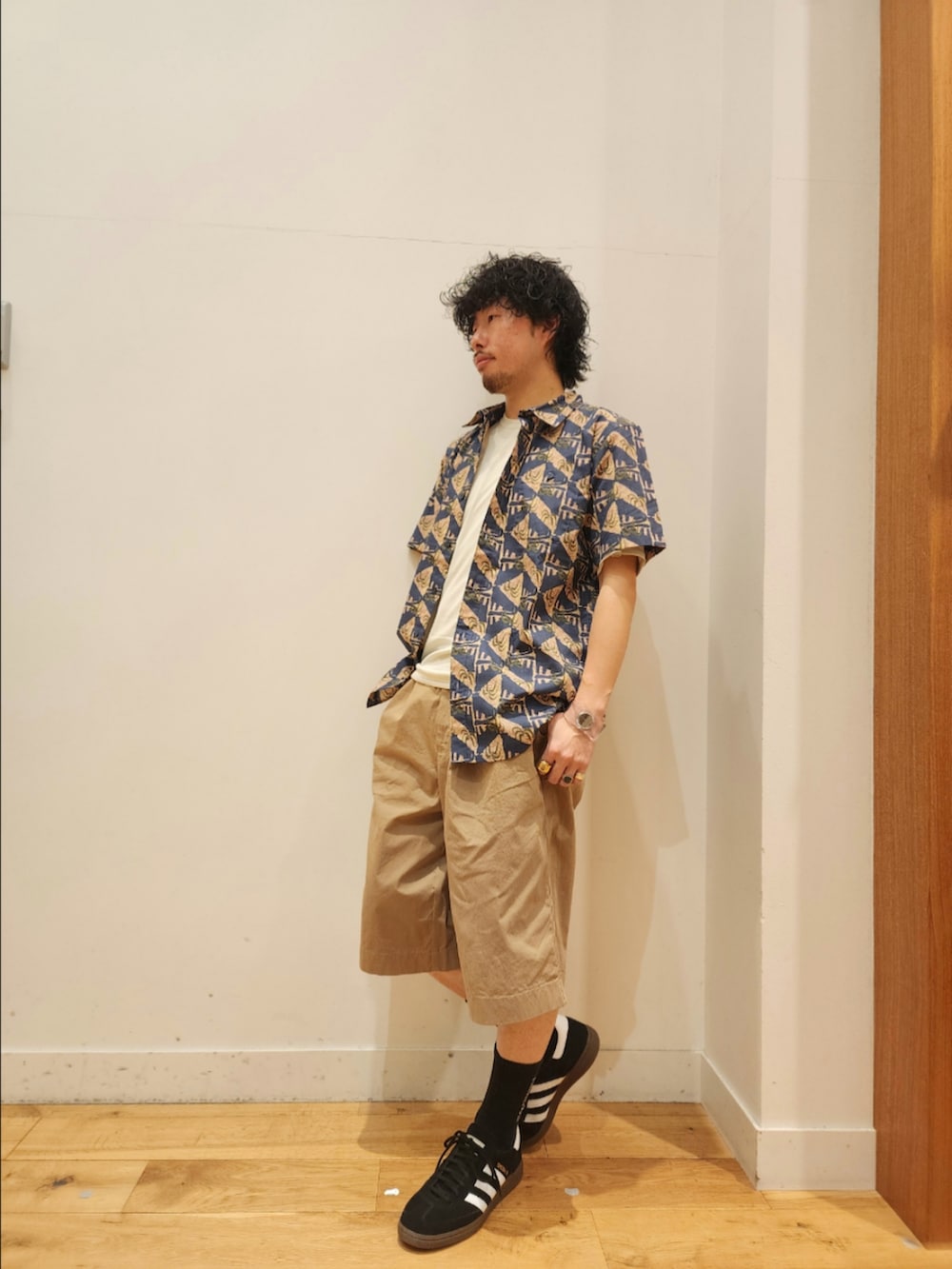 ベージュ系のその他パンツ、ブラック系のスニーカーを着用したメンズの春コーディネートの2枚目の写真